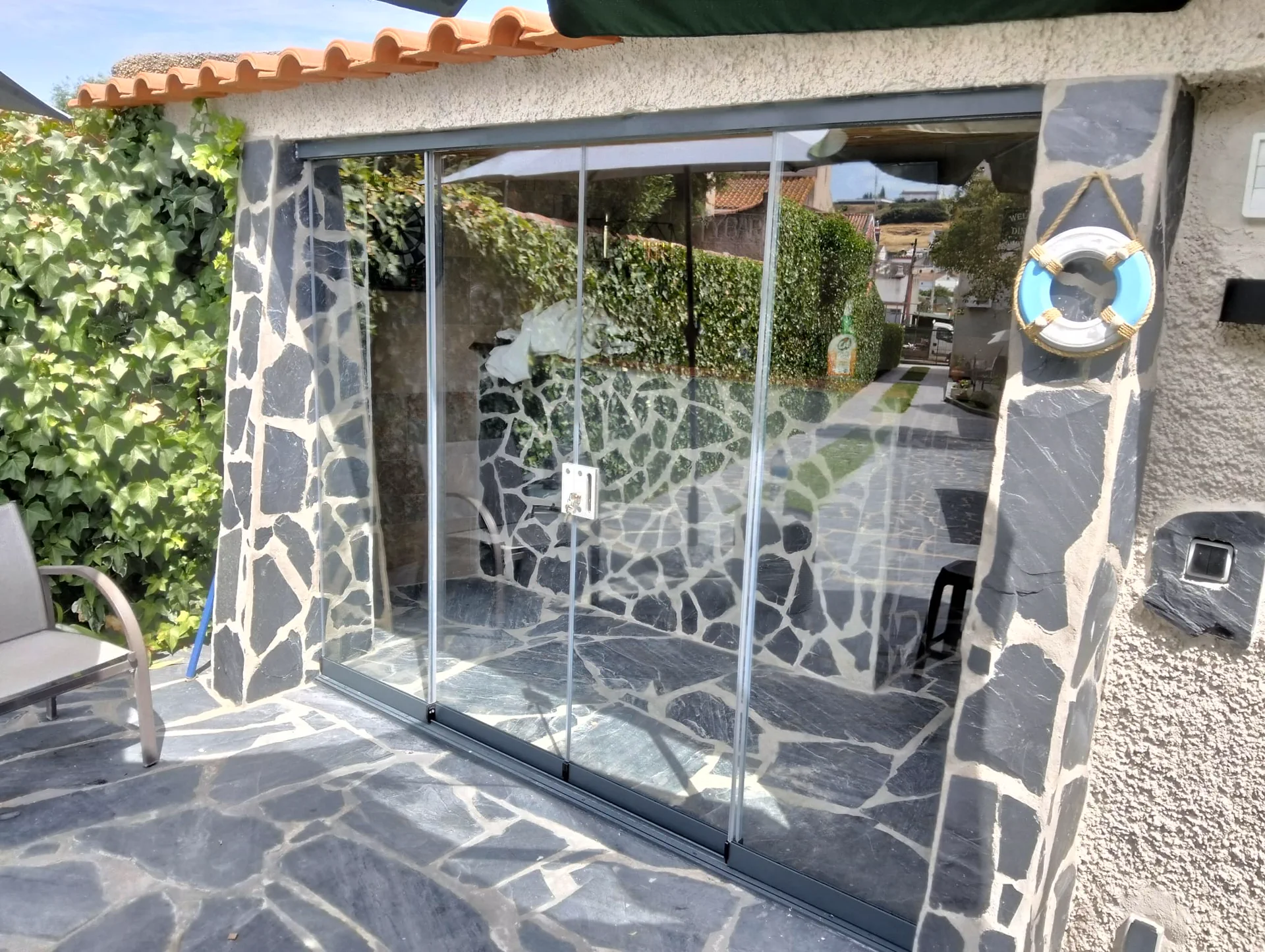 Cortina de vidro — Infinite Glassworks