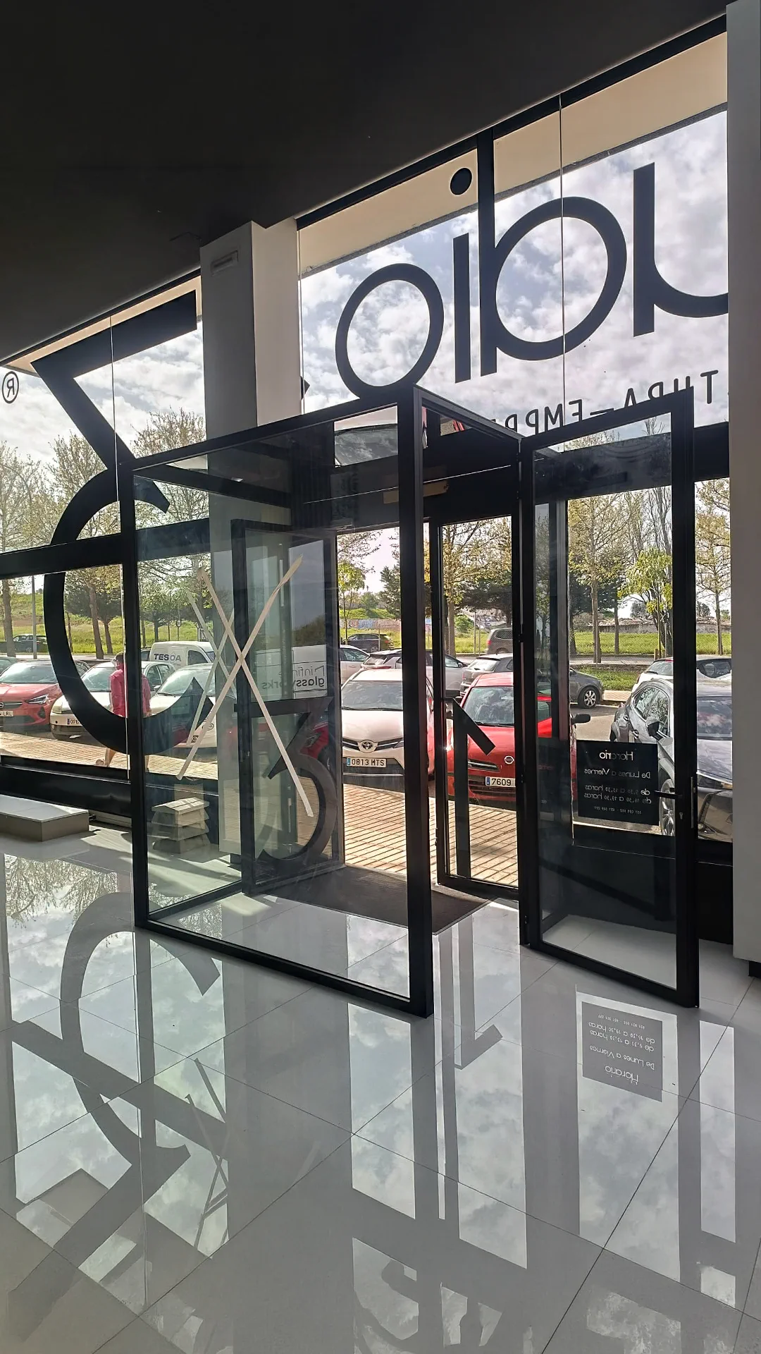 Porta em alumínio e vidro — Infinite Glassworks
