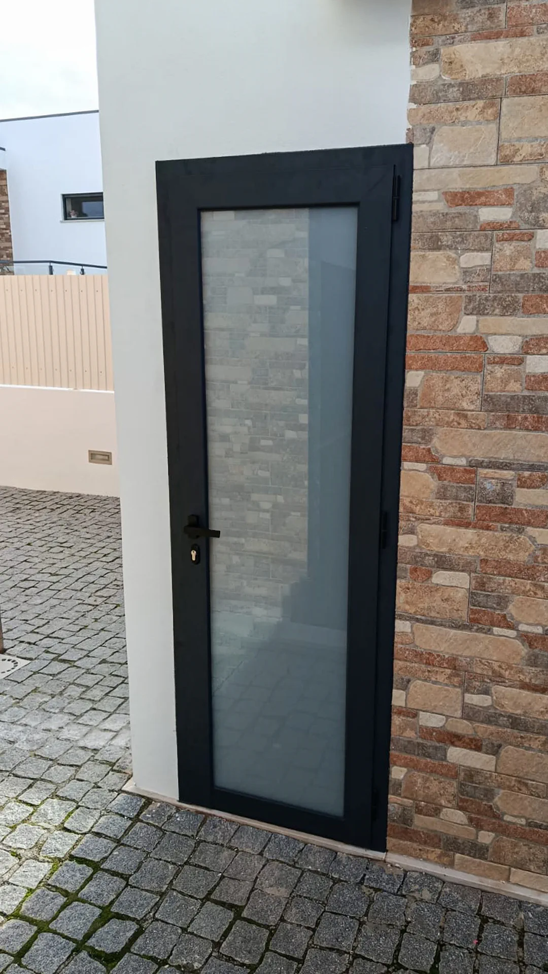 Porta em alumínio e vidro — Infinite Glassworks
