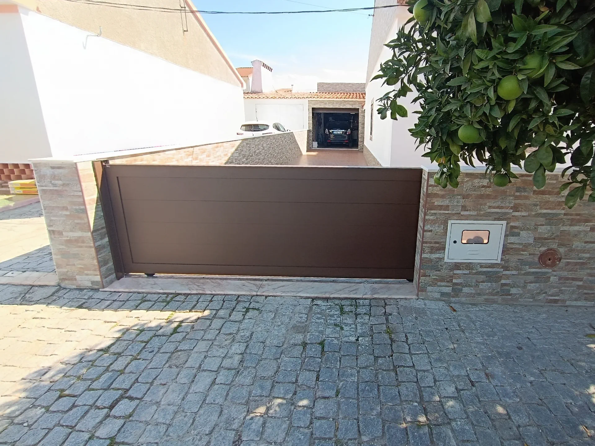 Porta em alumínio e vidro — Infinite Glassworks